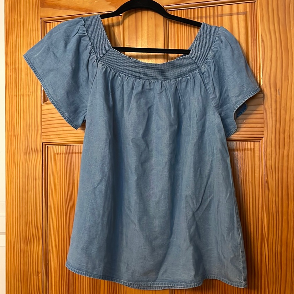 Gap Chambray Shirt size Medium NWT